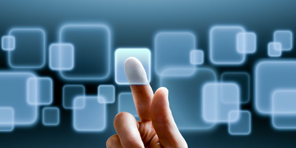 Finger bedient einen Touchscreen