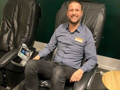 Christian im Massagesessel