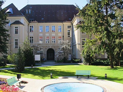 Parkanlage mit Blick auf das Verwaltungsgebäude