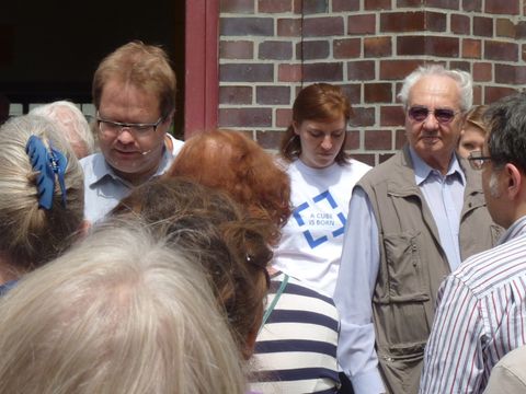Stadtentwicklungsstadtrat Marc Schulte (links) am Bahnhof Messe Süd, 12.7.2014, Foto: KHMM