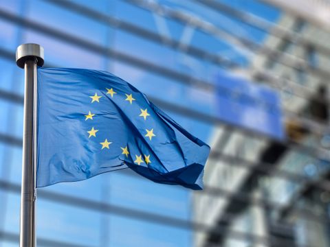 Flagge der Europäischen Union vor dem Europäischen Parlament