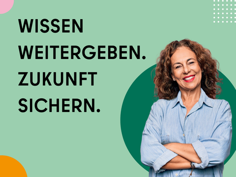 Wissen weitergeben. Zukunft sichern. Frau schaut selbstbewusst und lächelt.
