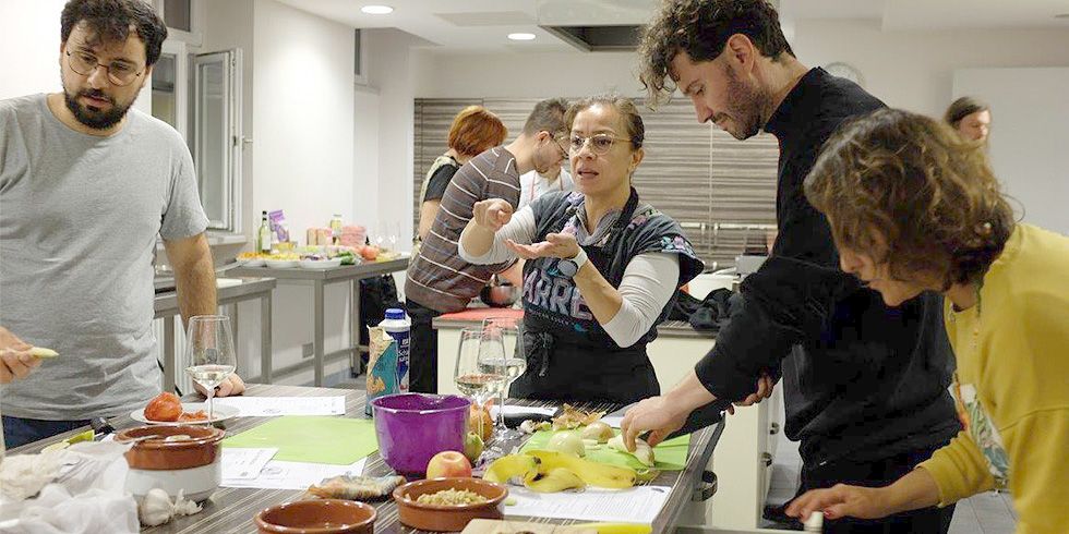 Kursleiterin Lissete Martinez erklärt die Zubereitung der mexikanischen Speise