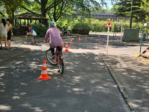 Diese Frau versucht sich als Erste im Slalom und lässt vorsichtshalber jeden zweiten Leitkegel aus, um die Kurve sicher zu bekommen