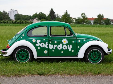 Auto mit Aufschrift Saturday