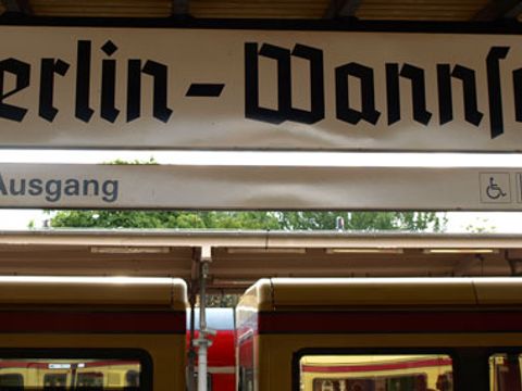 Hinweisschild am Bahnsteig