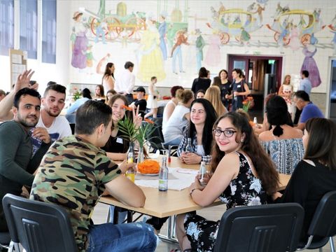 Teilnehmende bei der Zeugnisverleihung