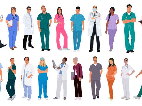 Lächelnde Ärzte, Krankenschwester, Sanitäter und andere Gesundheitsfachberufe