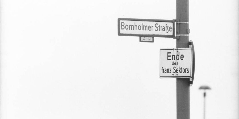 Straßenschild und Sektorenschild an der Grenzübergangsstelle Bornholmer Straße auf der Bösebrücke, 1979