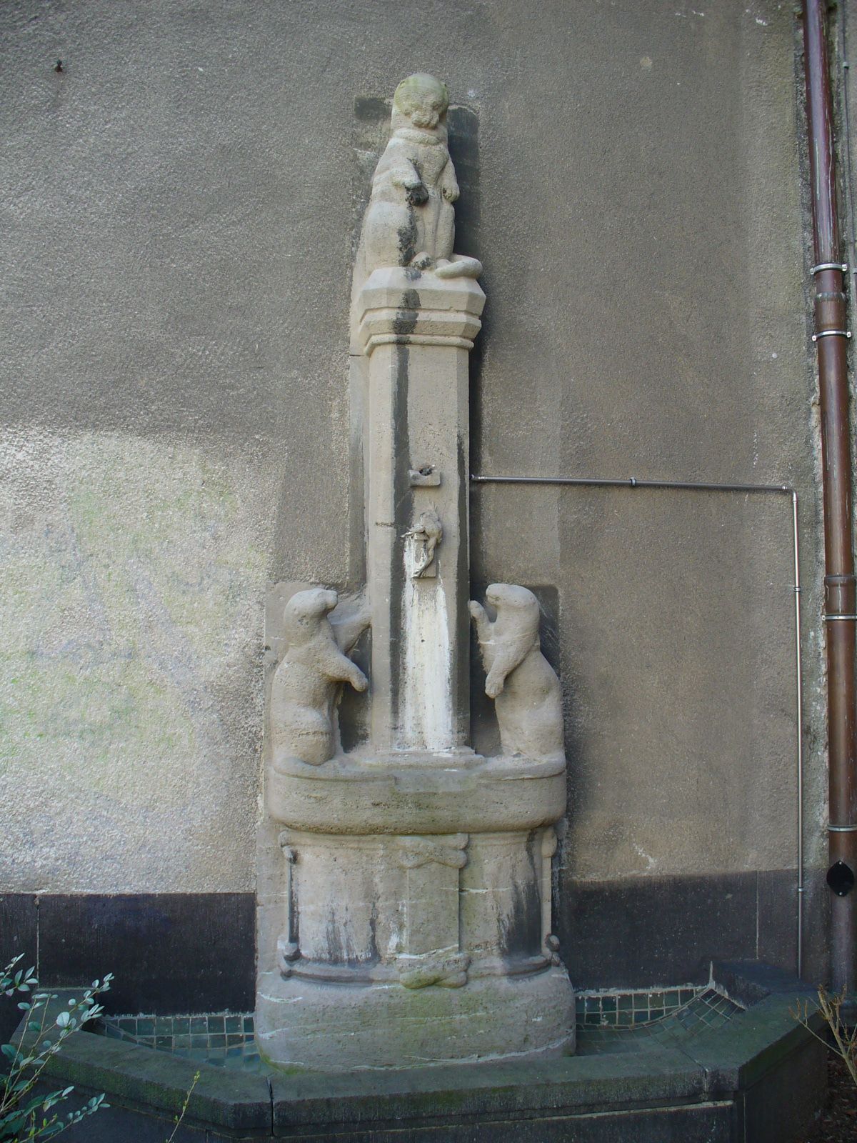 Fischotterbrunnen an der Cecilienschule, Foto: KHMM