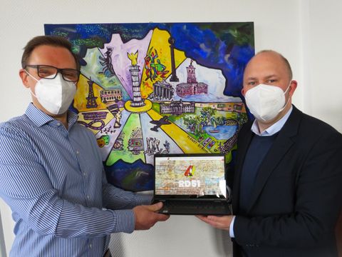 Jugendstadtrat Alexander Ewers (rechts) und Kinder- und Jugendbeauftragter Dirk Buchwitz stellen die neue Beteiligungsplattform vor. (Bild: BA Reinickendorf)