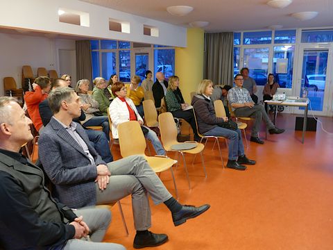 Interessierte bei der Präsentation des Entwurfs für das Fontane-Eck. 2. v. links: Bezirksstadtrat Cornelius Bechtler