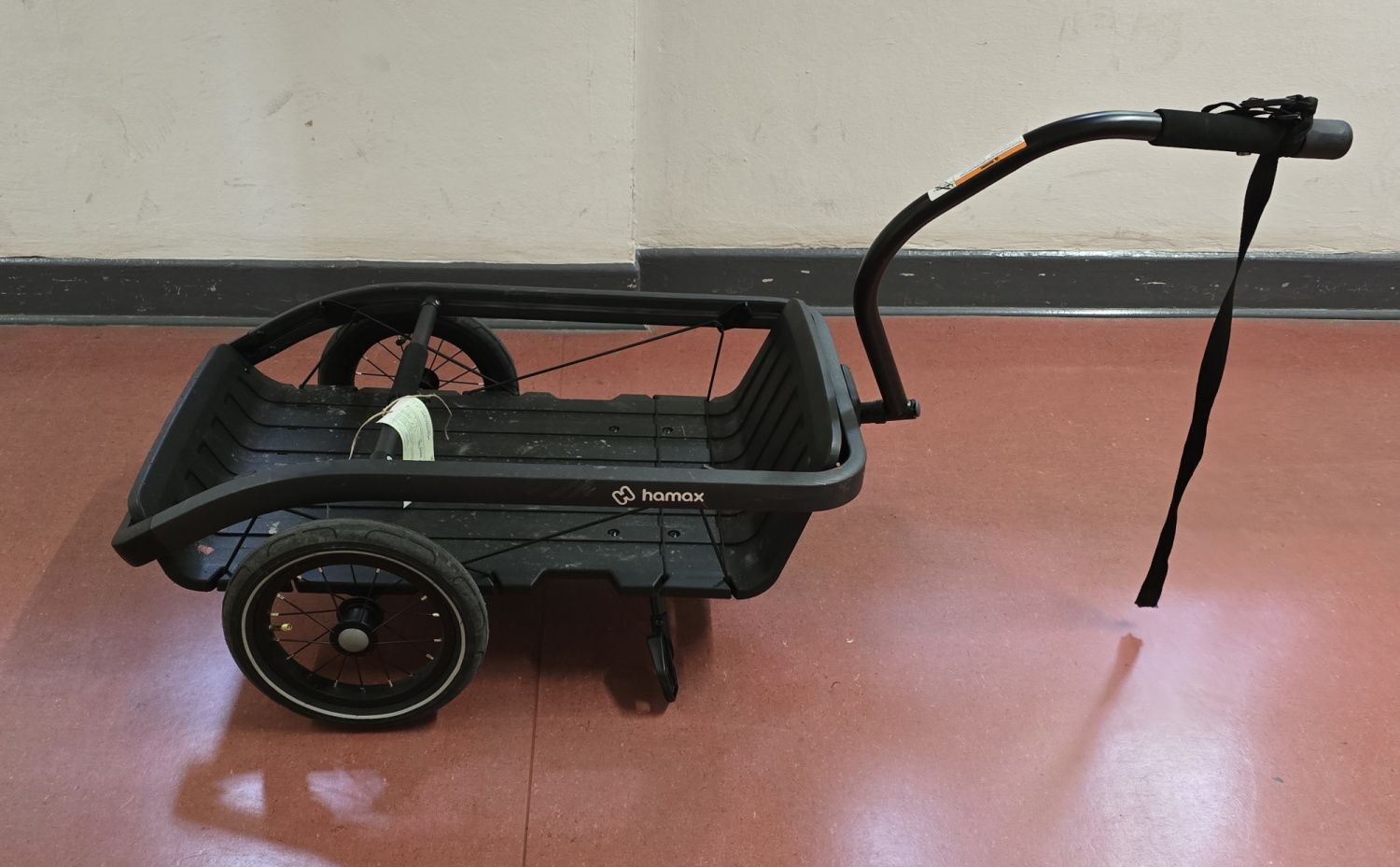 Schwarzer Fahrradanhänger