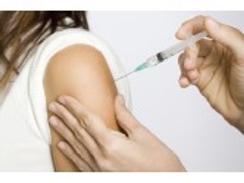 Einer Frau wird eine Spritze in den Arm verabreicht