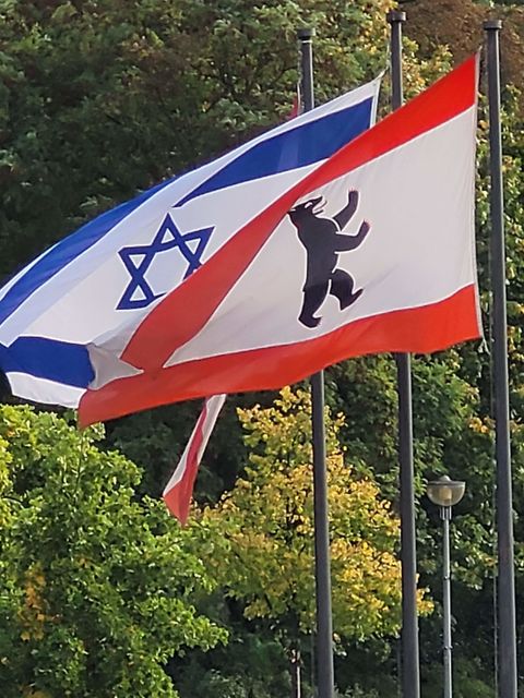 Als Zeichen der Solidarität mit den Menschen in Israel weht die israelische Nationalflagge vor dem Rathaus Reinickendorf. (Bild: BA Rdf)