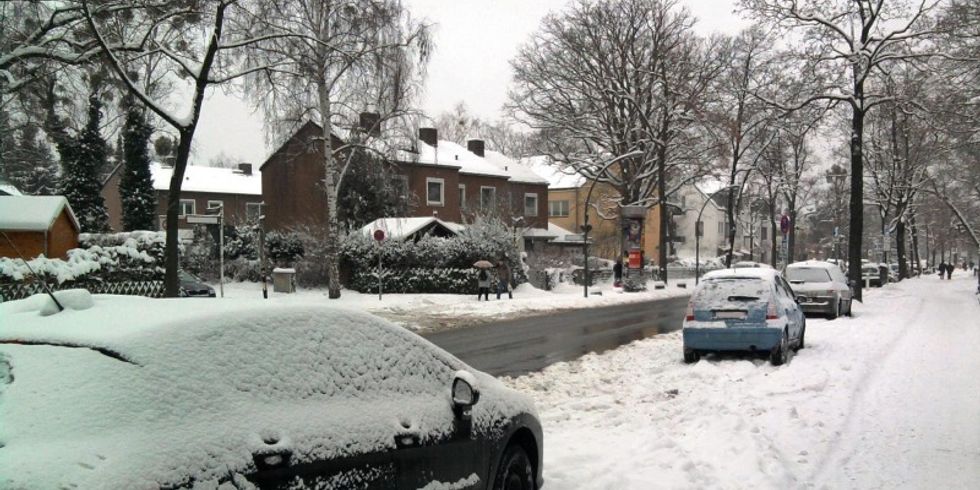 Das Bild zeigt eine verschneite Straße im Winter