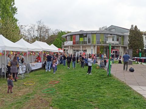 Besuchende des Abschiedsfests