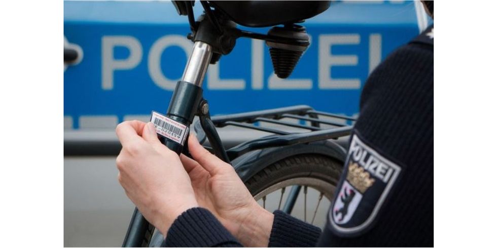 Polizist codiert Fahrrad