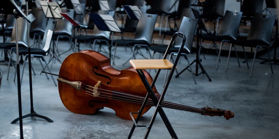 Kontrabass auf leerer Bühne