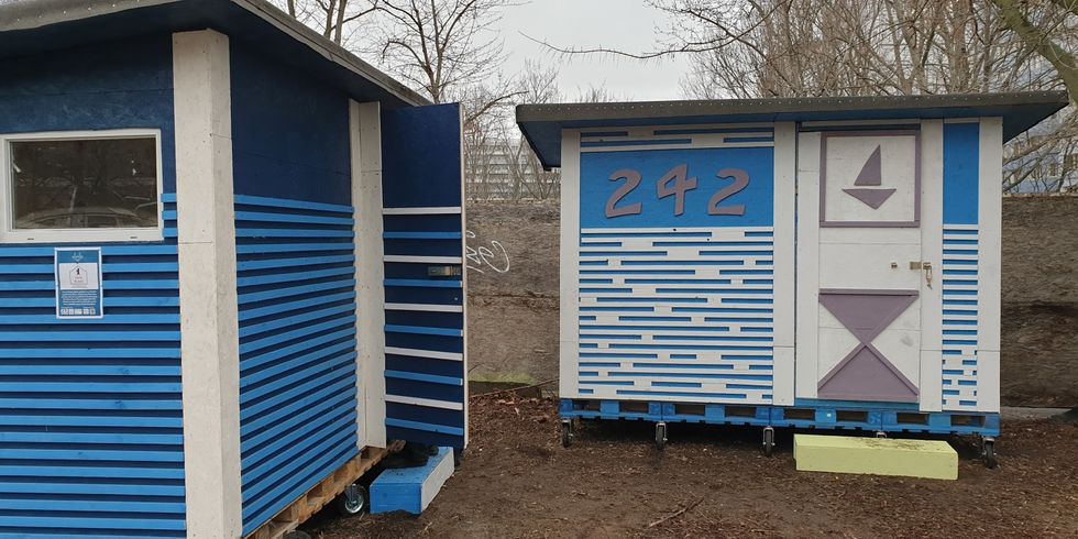 Zwei Safe Houses in blauer Farbe