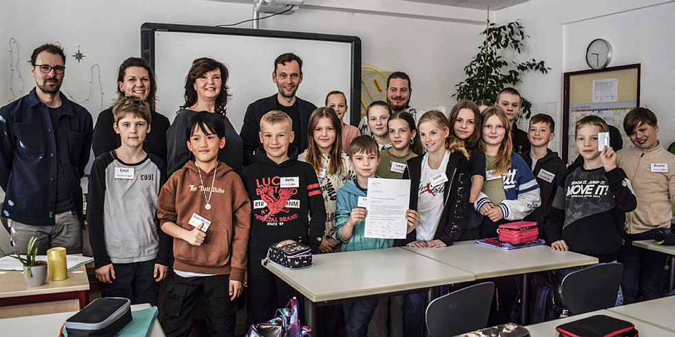 Gruppenbild mit dem "Team Energy" der Johann-Strauß-Grundschule und dem damaligen Bezirksstadtrat Dr. Torsten Kühne