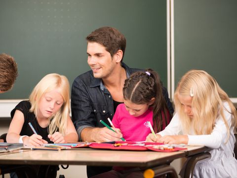 Lehrer mit Schülern im Klassenzimmer