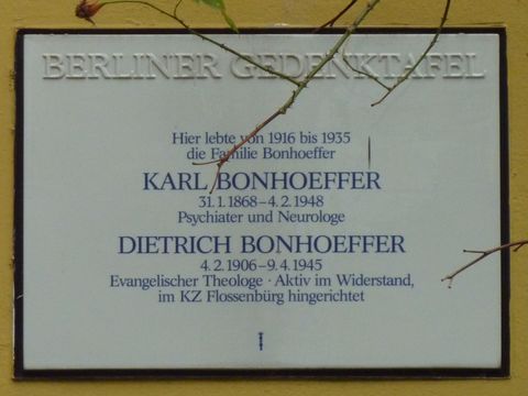 Gedenktafel für Karl und Dietrich Bonhoeffer, 18.10.2011, Foto: KHMM