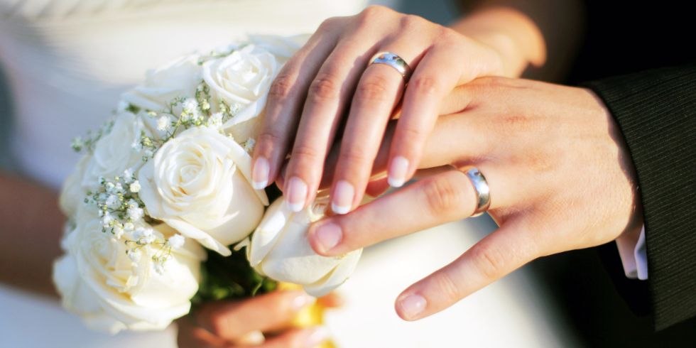 Hände eines Hochzeitpaares