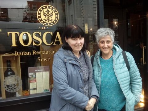 Maria und Isabel beim Italiener (Bild: Isabel V. S.)