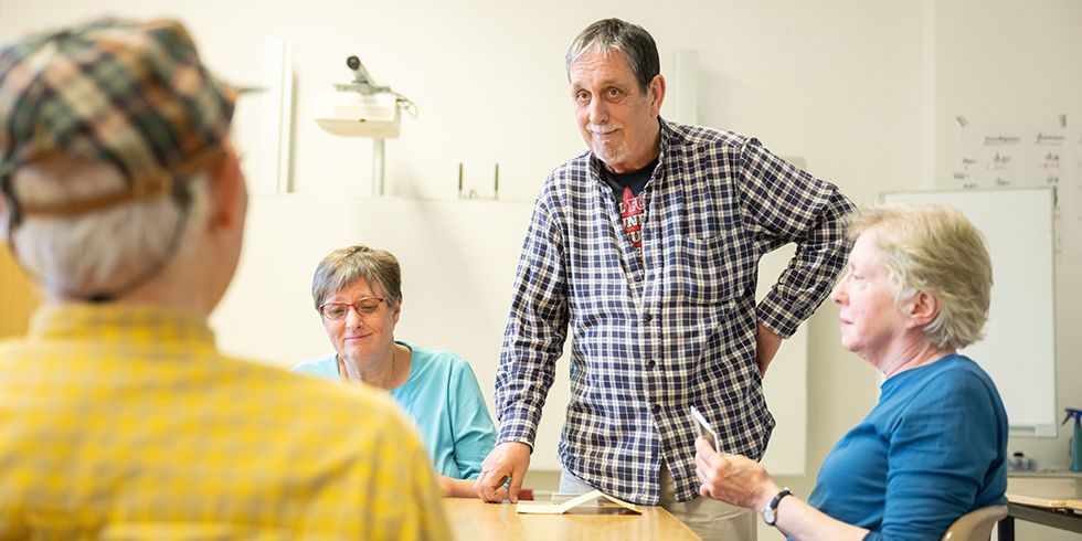 Rob Crouch und Teilnehmende im Bridge-Kurs