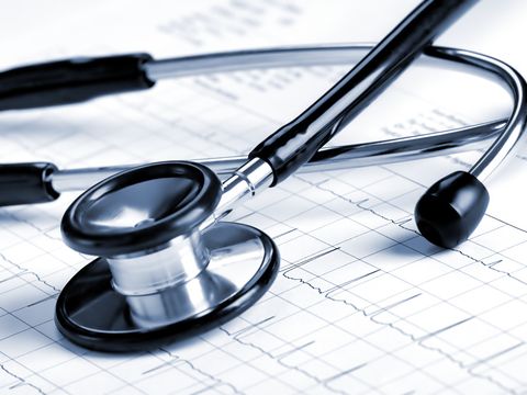 Stethoskop liegt auf einem EKG-Auszug
