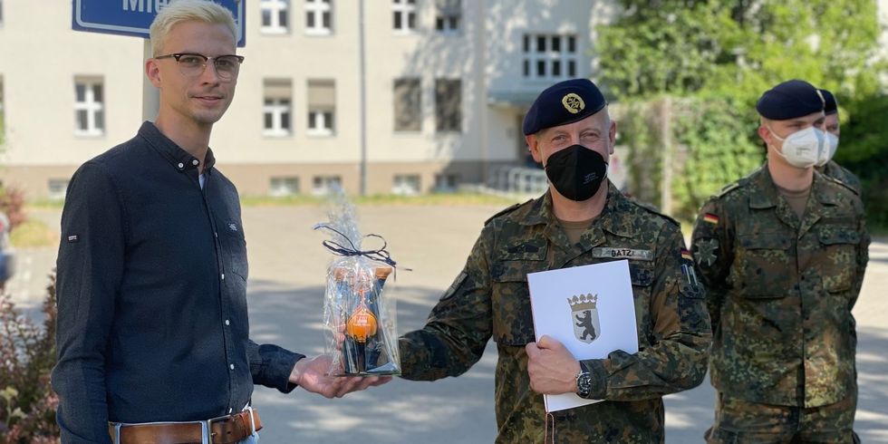 Herr Linßen (li.) verabschiedet die Bundeswehr aus dem Gesundheitsamt Treptow-Köpenick.