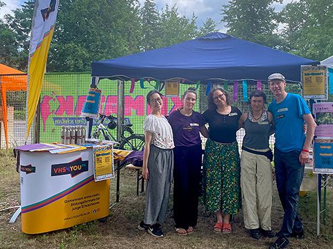 Gruppenbild mit fünf Menschen am Stand der VHS Pankow beim Klima-TAK