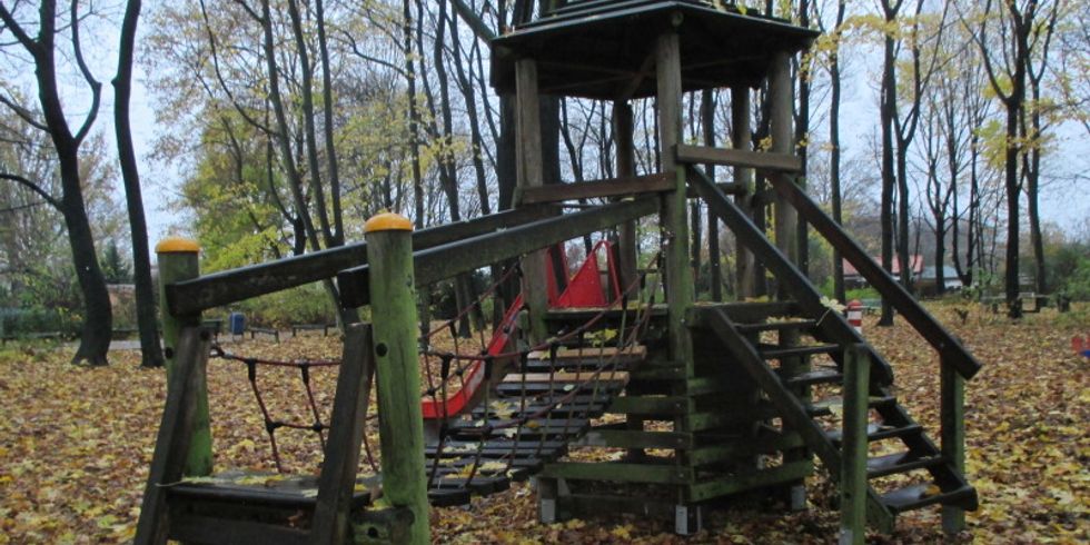 Spielgeraet aus Holz auf dem Spielplatz Hauffallee