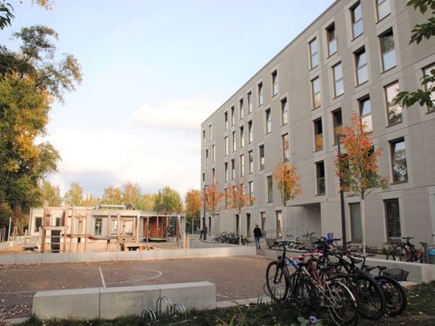 Außenansicht der vom LfG-B betriebenen Gemeinschaftsunterkunft in der Kiefholzstraße