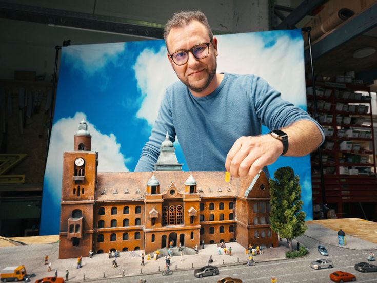 Mitarbeiter dekoriert das Rathaus Pankow