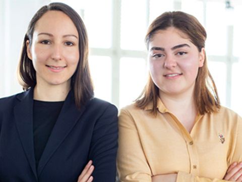 Das Team von ZkSystems vor Bürohintergrund