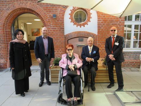 v.l.n.r. Botschafterin des Fördervereins Emine Demirbüken-Wegner, Gesundheitsstadtrat Alexander Ewers, Stifter-Ehepaar Sigrid und Wolfgang Mazur, Vorsitzender des Fördervereins Michael Ermisch (Bild: BA Reinickendorf)