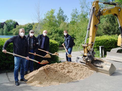 Offizieller Spatenstich zur Umgestaltung der Promenade am Schäfersee: Bezirksbürgermeister Frank Balzer, Marius Helmuth-Paland (Leiter des Stadtplanungsamtes Reinickendorf), Berthold Zenner (Leiter des Straßen- und Gründflächenamtes) und Landschaftsarchitekt Nicolai Levin vom Büro „Levin Monsigny“. (Bild: BA Reinickendorf)