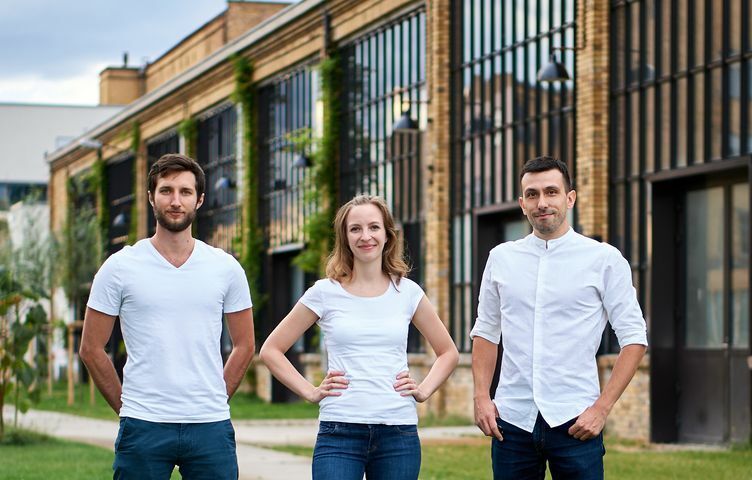 Gründerteam Tim, Sophia und Thomas vor Gebäude