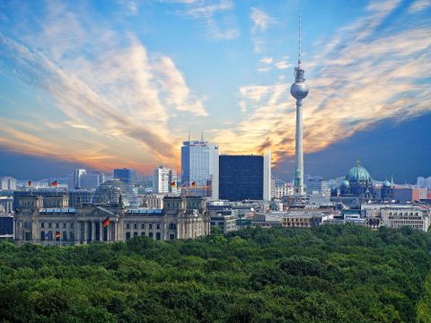 Panorama von Berlin mit Tiergarten, Reichstag und Fernsehturm
