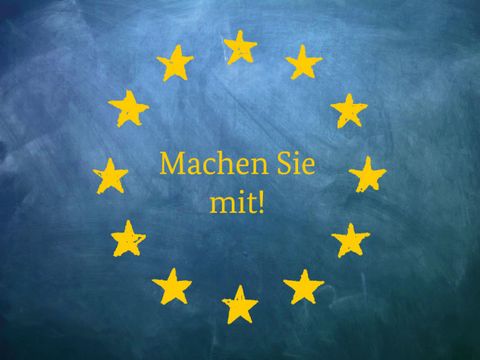 Gelber Sternenkranz auf blauer Schultafel