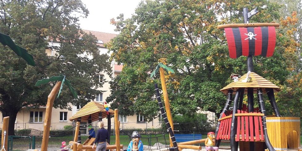 Spielgeräte des neuen Piratenspielplatzes Kiefholzstr