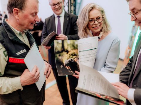 Vorstellung der Waldentwicklungsgrundsätze mit Gunnar Heyne (Direktor der Berliner Forsten), Staatssekretär Arne Herz, Senatorin Ute Bonde und Staatssekretär Andreas Kraus (v.l.n.r.) (Bild: Rainer Keuenhof)