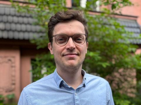 Portraitbild der Kursleitung Laurence Edmondson