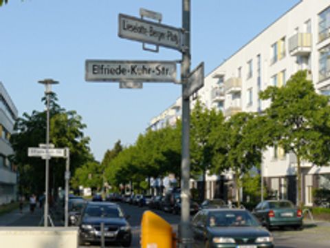 Route 11: Strassenschilder mit Frauennamen