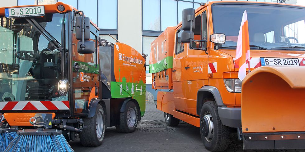 Vollelektrische Kleinkehrmaschine „Urban Sweeper S2.0“ und vollelektrisches Kehrichtsammelfahrzeug „e-Vario“ der BSR-Straßenreinigung