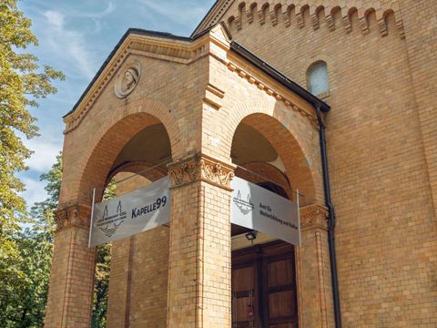 Außenansicht des Eingangsbereiches der Kapelle seitlich