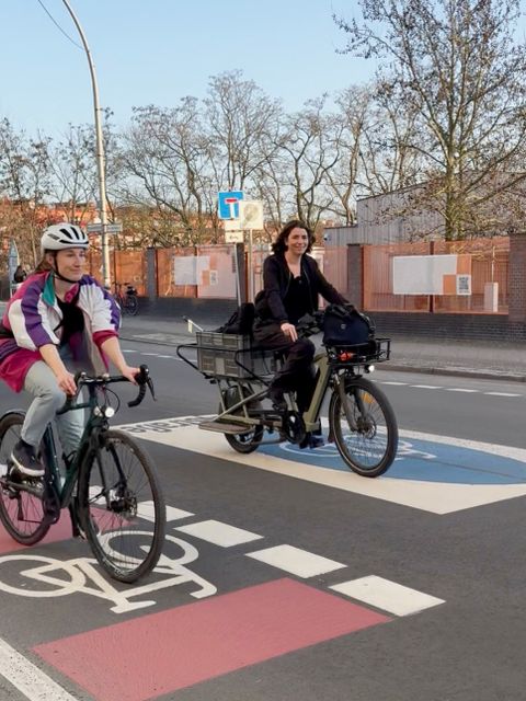 Zwei Frauen fahren Fahrrad auf einer Fahrradstraße
