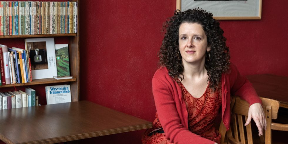 Franziska Hauser sitzt am Schreibtisch